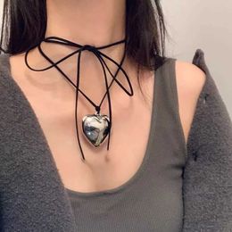 Chokers New Gothic black velvet heart-shaped pendant necklace suitable for womens elegance with an adjustable woven bow necklace d240514