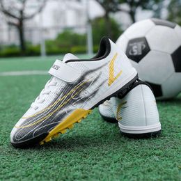 Men's flying woven low cut rubber broken nail training sole football shoes with grinding technique, student football shoes