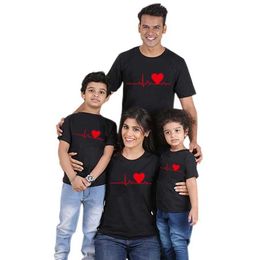 Family Matching Outfits Love Me Family Clothing Set Summer Mother and Daughter Short sleeved Family Matching Set Baby Clothing Mother Childrens T-shirt T240513