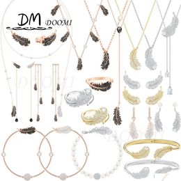 Pendant Necklaces Pendants 2023 Fashion Jewellery High Quality Fine Gold White Feather Series Charm Bracelet Necklace Earrings Set Roman Dhyfr