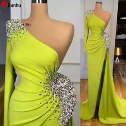 NEW 2022 Amazing Green One Shoulder Evening Dresses Wear Crystals Beaded Satin Mermaid High Split Sexy Women Dubai Formal Party Prom Dress Long Sleeve 0515