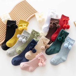 Barnstrumpor Autumn och Winter Kawaii Baby Socks British Princess Kne Bow Pom Pipe Socks Girls Sticks Socks Håll varma 0-4yl2405