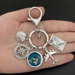 Keychains Lanyards Earth plane keychain pendant earth compass personality memorial key ring gift for travel lovers Y240510