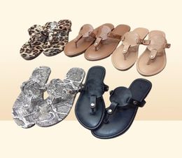 2022 Designers de Tories Slides Leopard Python Snakeskin Slippers Mulheres saltos baixos sandálias planas Hollow Out Summer Beach Shoes Patente L8427362