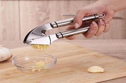 Stainless Steel Garlic Press Crusher Ginger Tool Kitchen Hand Movement Mincer Garlic Peeler Ginger Crusher 100pcs SN23826676232