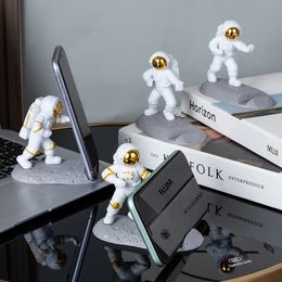 Astronaut Mobile Phone Stand Holder Spaceman Sculpture Desk Decoration Smartphone Bracket Home Ornaments for Space Enthusiasts 240513