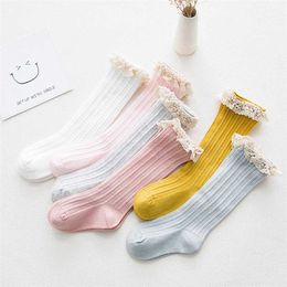 Kindersocken New Childrens Knie hohe Socken mit Spitzenfaltenkanten Childrens Prinzessin Mädchen Baumwolle lange weiche Beinwärmer 1-8 Jahre alt2405