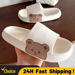 Slippers Summer 2024 Women Beach Slides Cartoon Bear Flip Flops Mens Thick Sole Indoor Bathroom Anti-Slip Shoes Couple Sandals H240515 3SZU