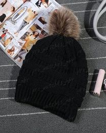 Unisex Trendy Hats Winter Knitted Fur Poms Beanie Label Fedora Luxury Cable Slouchy Skull Caps Fashion Leisure Beanie Outdoor Hats7700084