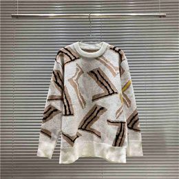 レディースセーター秋のトレンディな長袖のニットトップハイエンドスリムプルオーバーコートデザイナーセーター女性ホワイトシンニットセーター