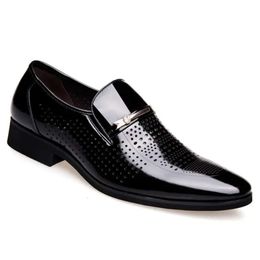 Brightly Men Sandals Formal Business Shoes Patent Leather Retro Oxford Pointed Toe Holes Fashion Dress Footwear 1663