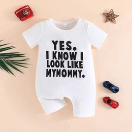 Rompers nyfödda unisex babykläder 0 till 18 månader söta bokstäver för baby pojke flickor kort ärm spädbarn romper småbarn jumpsuitl240514l240502