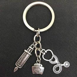 Keychains Lanyards New creative nurse cap medical keychain syringe stethoscope cute keychain jewelry gift Y240510