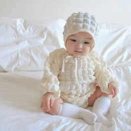 Rompers 2024 Spring/Summer Bubble Woven Waffles Baby One Piece Tight Fit Girl Long Sleeved Jumpsuit Nyfödd Jumpsuit+Hat 2-stycke Setl240514L240502