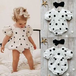 Rompers Summer Baby Girl Short Sleeved Jumpsuit med Polka Dot Print Sweet Style Tight Montering Clothlingl240514L240502