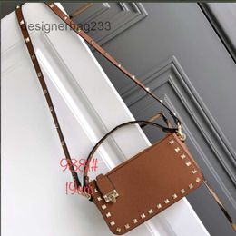 Lady Handbag Lock 2024 Bags Minimalist Calf Rivet Buckle Designer Shoulder Zipper Vo Leather New Trend Stud Vallenteno Purse Bag Crossbody Fashion Woman 91LA