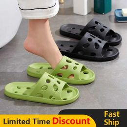 Slippers New 2024 Women Home Summer Couple Indoor Non-Slip Bathroom Hollow Out Sandals Men Flip Flops Flat Shoes H240515 5EB6