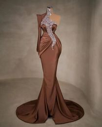 2024 Brown Plus Size Arabic Prom Dresses Crystal Beaded One Shoulder Mermaid Satin Evening Formal Party Bridesmaid Gowns Dress Long Sleeve