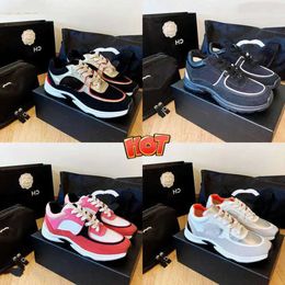 Scarpe designer da donna scarpe da corsa per esterni casual sneaker riflettenti in pelle in pelle scamosciata vintage e uomini addestratori di uomini Derma