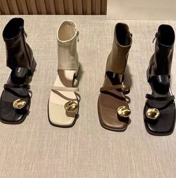 2024 neues Design Feeling Black Black Sandals Frauen Summer Square Kopf Dicke Ferse Coole Stiefel hohle Seite Reißverschluss Zehen kurze Stiefel