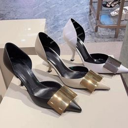 Classiche scarpe da scarpe da design in barca con tacco alto talloni spessi tacchi alti bottoni di metallo scarpe da donna a punta scarpe quadrate con fibbia per matrimoni tacchi