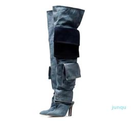 Botas de jeans de joelho da moda Sapatos jeans pontuais para mulheres bolso de bolso no salto fino banquete de banquetes de calçados longos femin3607315