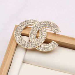 Brooches Brand Luxurys Design Diamond Brooch Women Crystal Rhinestone Letters Suit Pin Fashion Jewellery Clothing Decoration High Quality Acc