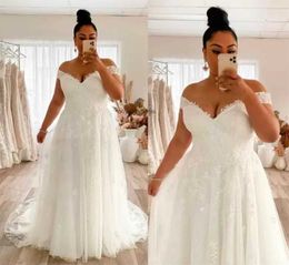 2023 Plus Size Wedding Dresses Sleeveless Lace Applique Tulle A Line Off the Shoulder Sweep Train Beach Country Wedding Gown Plus Size vestido de novia