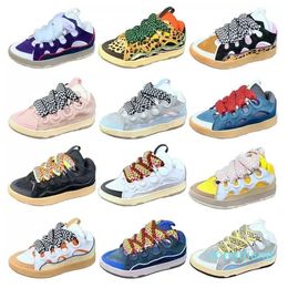 Designer di scarpe casual da 15A Sneaker classica Sneaker Mesh Scheroni intrecciati intrecciato Sneaker straordinarie in pelle in rilievo in pelle femminile in gomma da scarpa a vite di nappa.