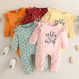 Rompers nyfödda babykläder 0 till 12 månaders mode söta onesies för baby flicka koreansk stil långärmad spädbarn romer småbarn jumpsuitl240514l240502