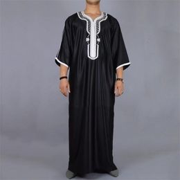 Summer Kaftan Muslim Mens Black Robe Short Sleeves Embroidered Arab Ethnic Style Mens Islamic Clothing 240515