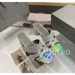 Verão New Women's Sandals Designer Moda Atividades formais Diário Desgaste da cor reflexiva com bordas de diamante Aumente os flip-flops casuais 36-42