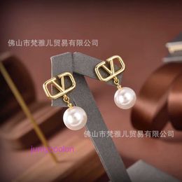 AA Valeno Top Luxury Designer Delicate Earring Metal Smooth Letter V Pearl Earrings Fashion Versatile Female 925 Silver Needle With Original Box