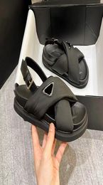 2022 Nuovi sandali in nylon imbottiti e trapuntato Piattaforma di design in gomma in gomma ad espansione superiore Domande da donna Dimensione del sandalo 35415234191