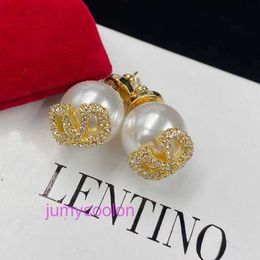 AA Valeno Top Luxury Designer Delicate Earring Pearl V Letter Material 925 Earrings Silver Needle Fashion Versatile With Original Box