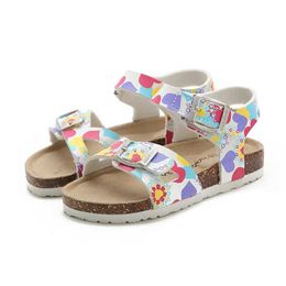 Sandali genitori e bambini sandali estivi ragazze alla moda colorato sandali single bottoni bambini simpatici scarpe da cartone animato ragazzi fuorvianti scarpe da spiaggia fresche d240515