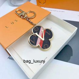 Lanyards fashion luxury women for Designer keychain Golden Leather Sunflower Keychain Matching Car Pendant Metal Fashion Personalized Creat