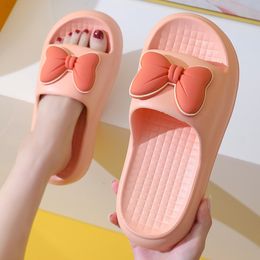 Nuovi sandali a forma di fiocco grazioso alla moda minimalista per Eva femminile con la sensazione di calpestare le feci comode pantofole per usura esterna