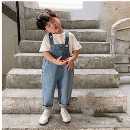 Overalls Fashionable childrens jacket spring and autumn baby jeans large pocket denim jacket casual and loose fitting boy and girl denim Trousers d240515