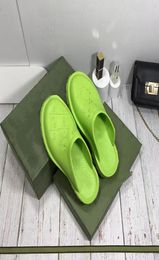 Designer Hole Sandals Luxury Platform Slippers Cutout Pattern Transparent Material Sandals Rubber Flat Lace Box7111290