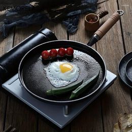 Pans 1PCS 23CM Frying Pan Cast Iron Uncoated Wooden Handle Flat Bottomed Non Stick Round Baking Tray Steak