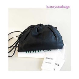 Authentic Designer Womens Bags Pouch Cloud Fold BottegavVenet Bag Counter 17900 Baodie Home Mini Pouch Cloud Black Dumplings Mini Calf Leather Womens Ba WN-45K3