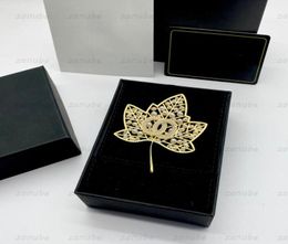 Luxury Brooche Pins Designer Jewellery Fashion Diamond Pin For Women 18K Gold Inlay Pearl Brooch Charming Men Christmas Bracelet 6882265