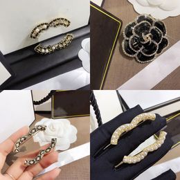 Designer Brooch Retro Letter Brooch Stainless Steel Luxury High-grade Chest Brooch Classic Diamond Dress Accessories