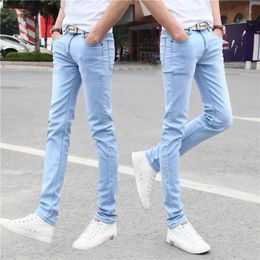 Jeans estivi da uomo estate coreano in forma slim fit piccoli jeans larghi per uomo pantaloni in denim in vita elastico 240515