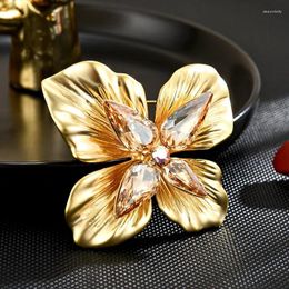 Brooches Luxury Temperament Small Flower Copper Simple Plant Beautiful Crystal Corsage Female Clothing Accessories Jewelry