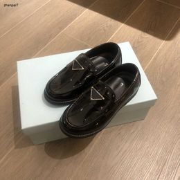 Top kids leather shoes Slip-On designer baby shoe Size 26-35 Box packaging Geometric logo decoration boy girl sneakers Nov25