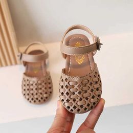 Sandals Summer Children Sandals Hollow Out Closed Toe Girls Shoes Soft Sole Breathable Princess Beach Sandals Kids Flat Roman Shoes Y240515