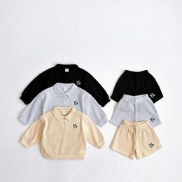 Clothing Sets 2024 Spring and Autumn Boys and Girls Baby Embroidered Letter Flip Collar Long sleeved Top+Shorts 2-piece Fashion Childrens Cotton Sweater Set WX