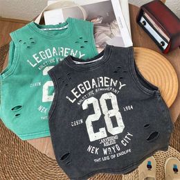 サマーボーイズノースリーブシャツは子供向けのハンサム穿孔された子供Tシャツルーズ韓国スタイルのベビークロップトップス衣類l2405